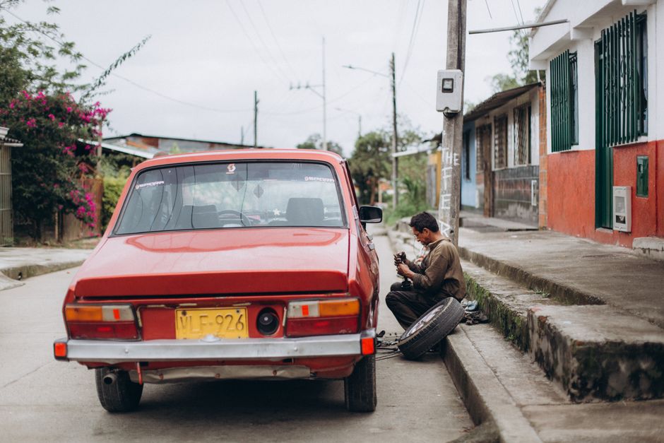 How to Change a Car Tire on the Side of the Road Safely: Step-by-Step Guide for Beginners