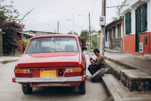 How to Change a Car Tire on the Side of the Road Safely: Step-by-Step Guide for Beginners
