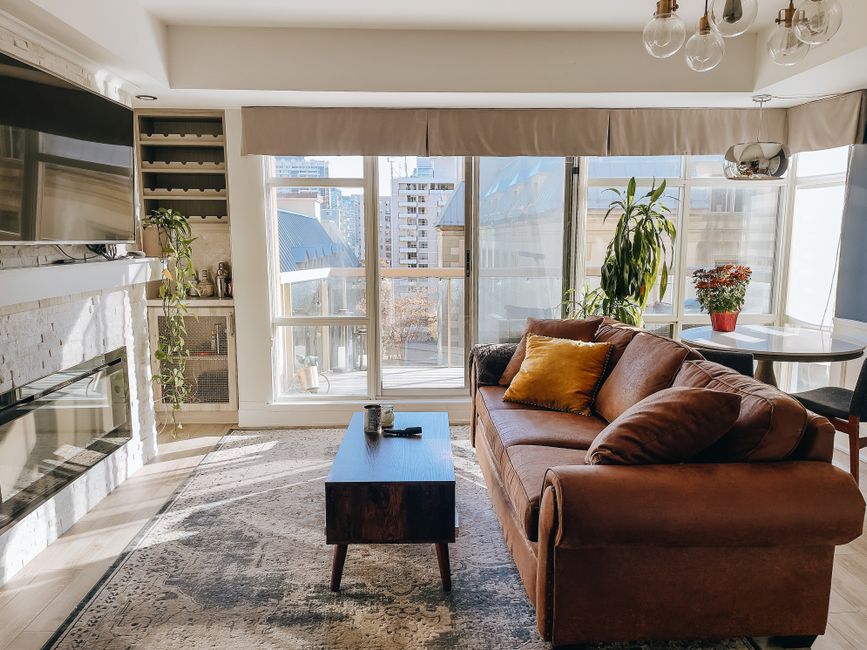 How to Refresh a Rental Living Room Without Drilling: Peel-and-Stick Wallpaper, No-Damage Decor, and Smart Lighting Hacks
