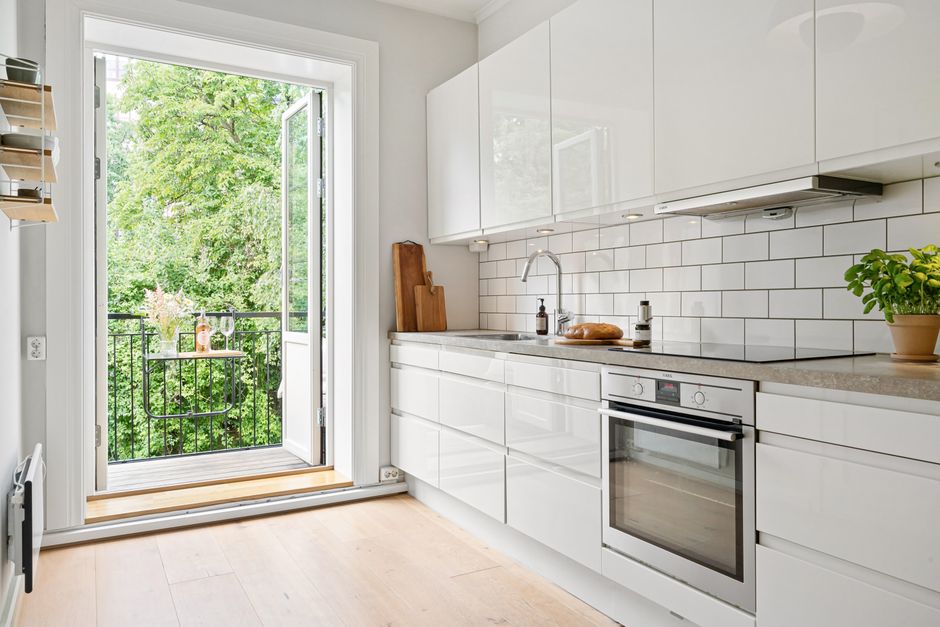 How to Cut and Install Tile Backsplash for a Renter-Friendly Kitchen Makeover