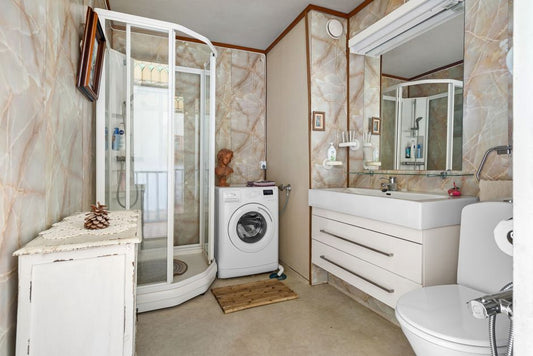 Maximizing Small Bathroom Storage with Vertical Solutions