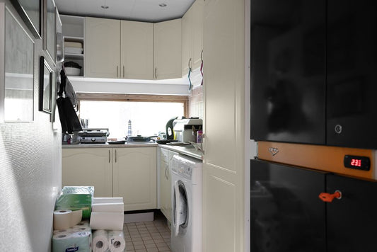 How to Organize a Small Rental Kitchen for Maximum Efficiency Without Damaging Walls or Cabinets