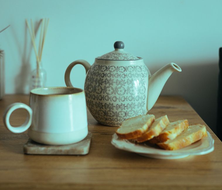 How to Remove Set-In Tea and Coffee Stains from Ceramic Mugs Using Natural Cleaners and Baking Soda Paste