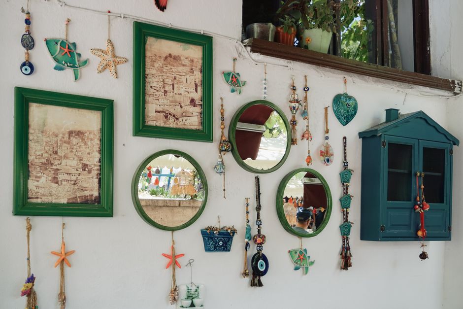 The Complete Step-by-Step Guide to Hanging Artwork and Mirrors for Beginners