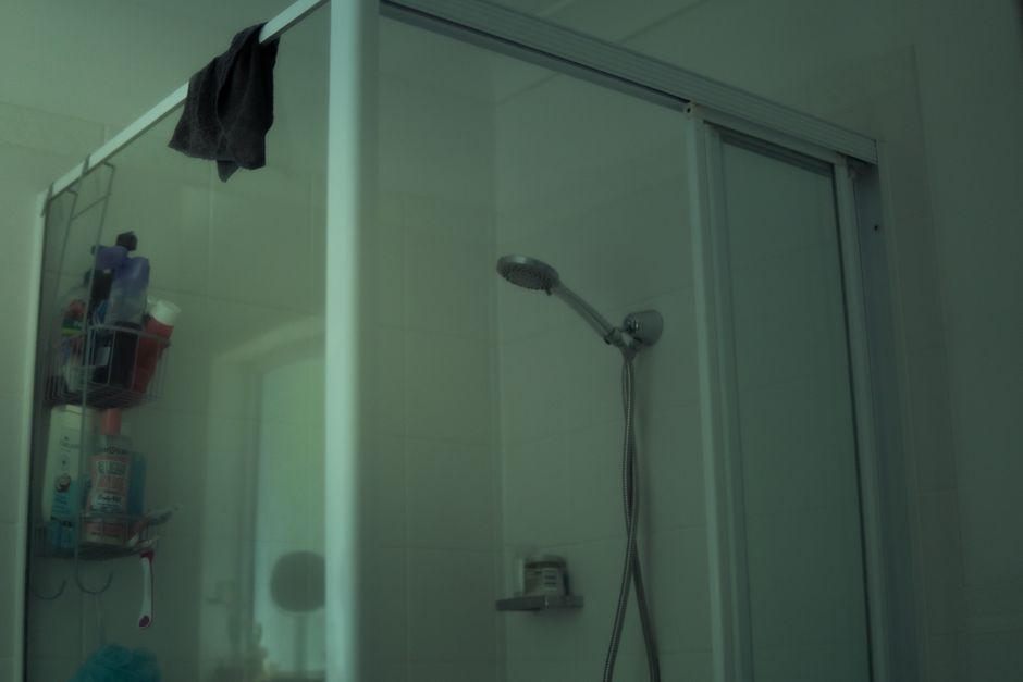 How to Remove Hard Water Stains from Glass Shower Doors Without Scratching