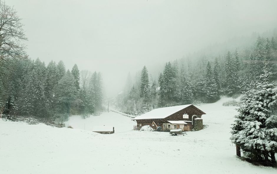 What to Pack for a Ski Trip to a Cozy Mountain Cabin: A Complete Checklist for Cold Weather Comfort