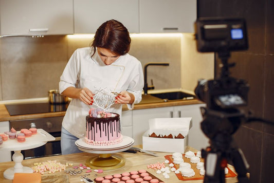 Cake Decorating Tips from Professional Chefs: Essential Tools and Techniques for Home Bakers