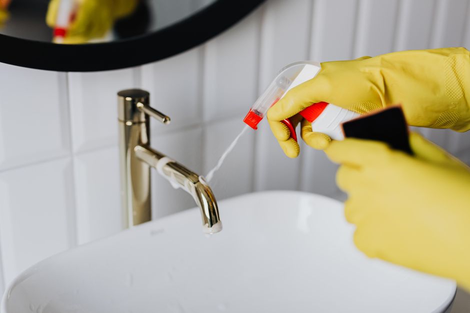 How to Deep Clean a Bathroom in Under 30 Minutes: A Timeless System