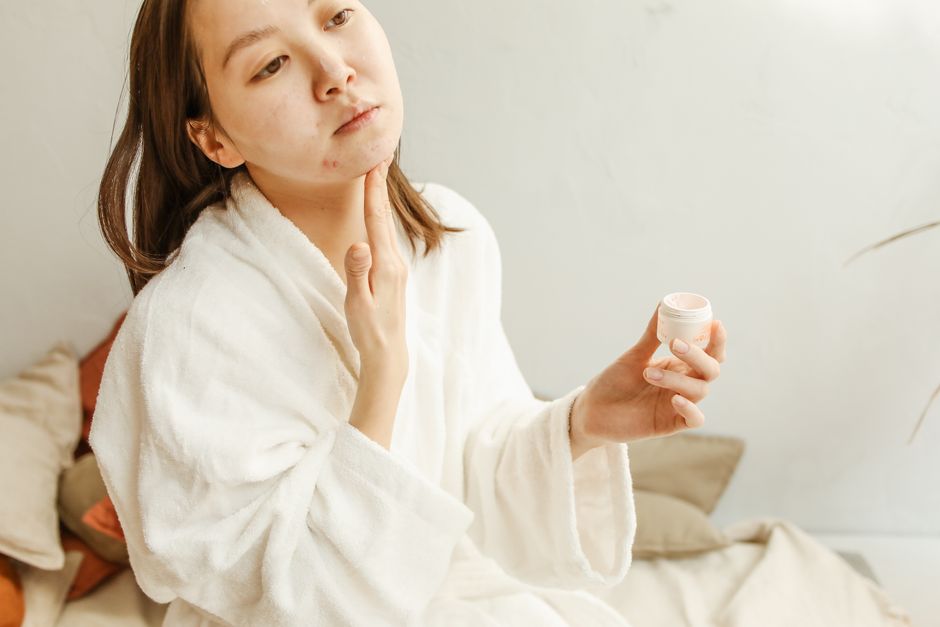 How to Build a Morning and Night Skincare Routine for Oily, Acne-Prone Skin: A Step-by-Step Guide
