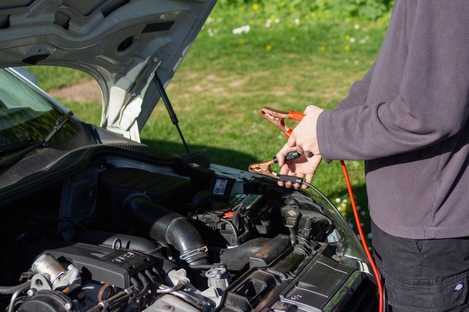 How to Prevent and Fix a Dead Car Battery During a Road Trip: Step-by-Step Emergency Guide