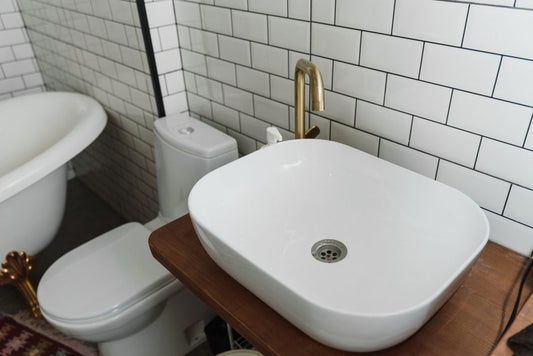 How to Clean Porcelain Sinks Without Causing Scratches or Dullness