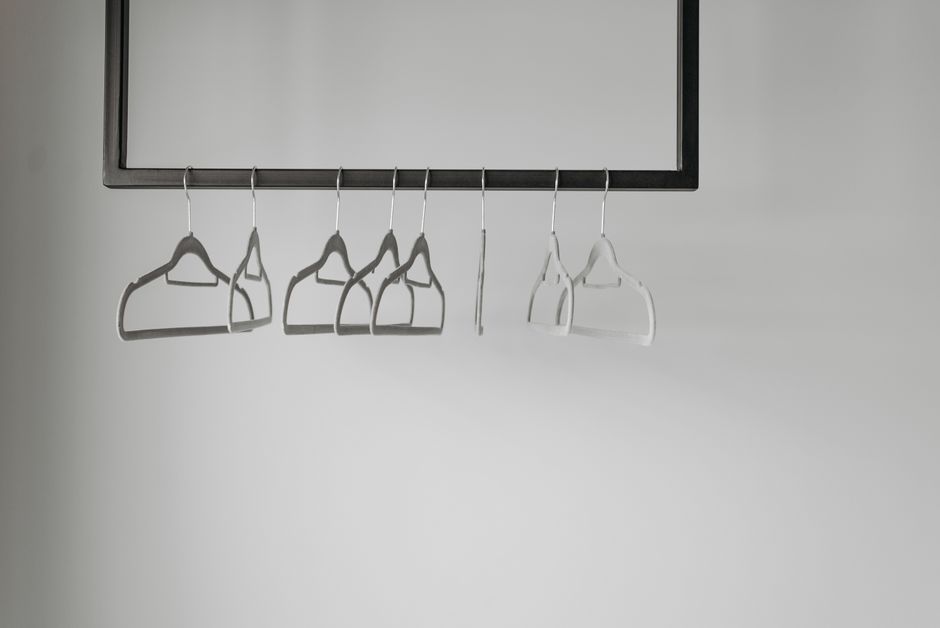The Complete Guide to a Minimalist Closet: How to Declutter, Organize, and Maintain a Capsule Wardrobe