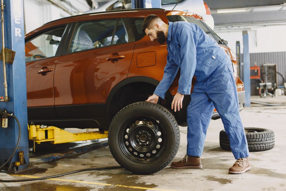 How to Change a Flat Tire on a Car: Step-by-Step Guide for Drivers