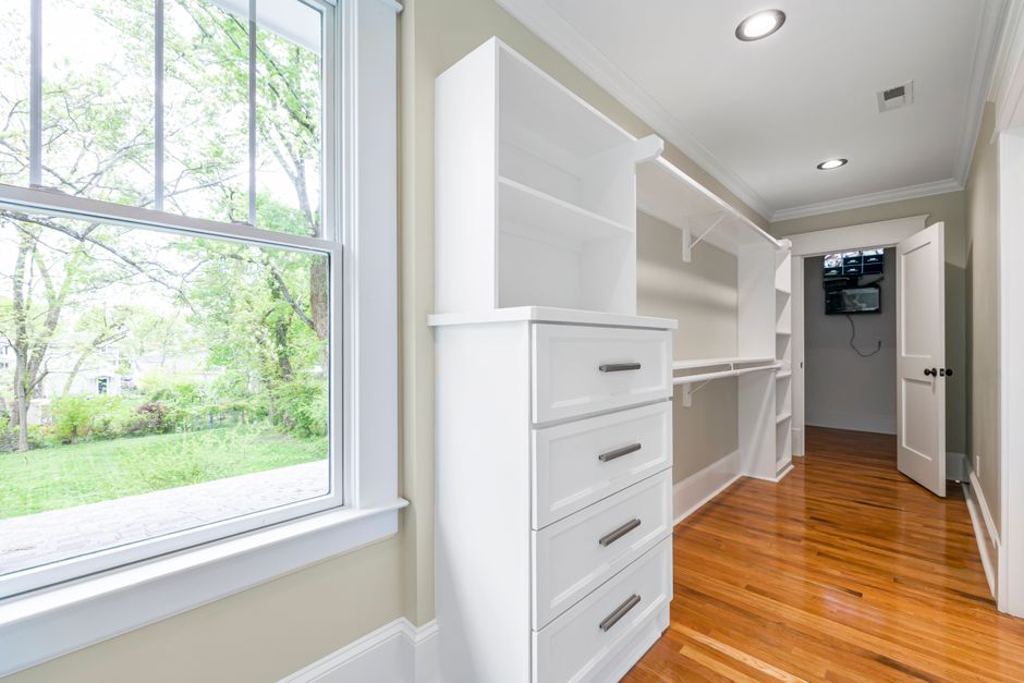 Small Space Vertical Storage: How to Unlock Hidden Floor-to-Ceiling Potential