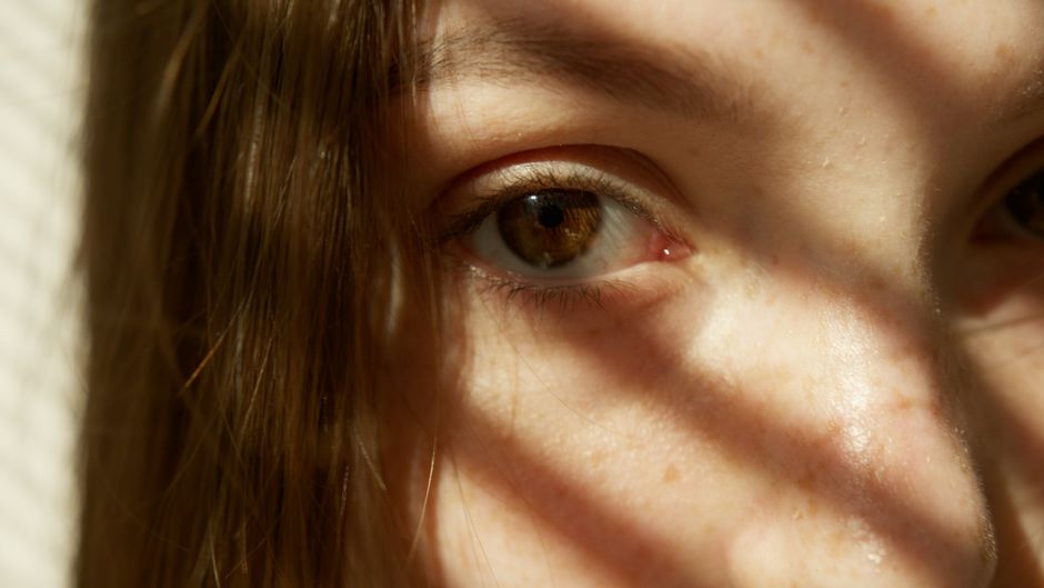 Blue Light Protection for Sensitive Skin and Allergy Prone Eyes: A Complete Guide