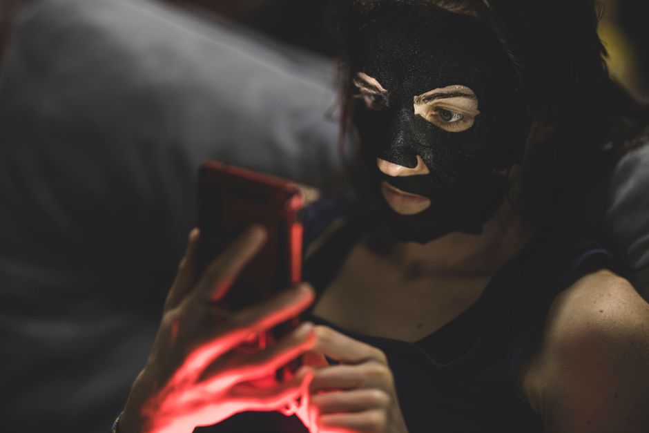 Blue Light Protection for Oily Skin: A Practical Guide to Balancing Screen Time and Skincare