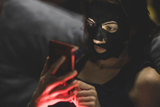 Blue Light Protection for Oily Skin: A Practical Guide to Balancing Screen Time and Skincare