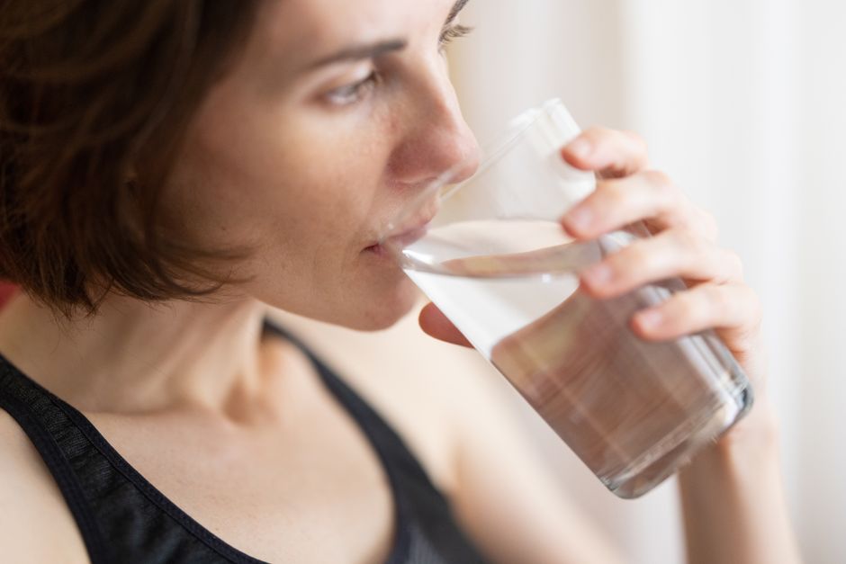 The Dry Skin Mental Wellness Connection: How Hydration Habits Quiet Your Mind