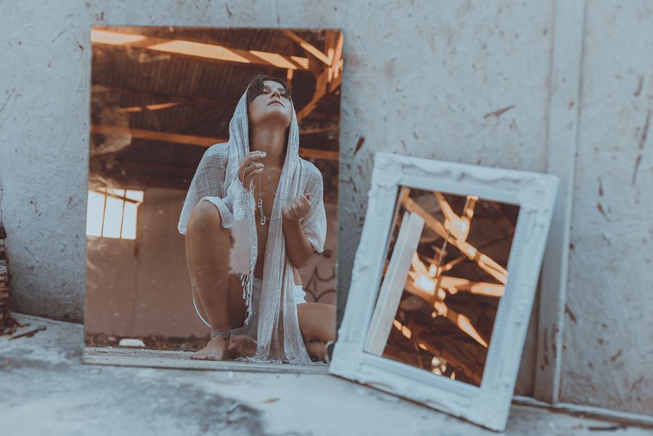 Signs Your Wall Art or Mirror Needs Repair Before It Falls